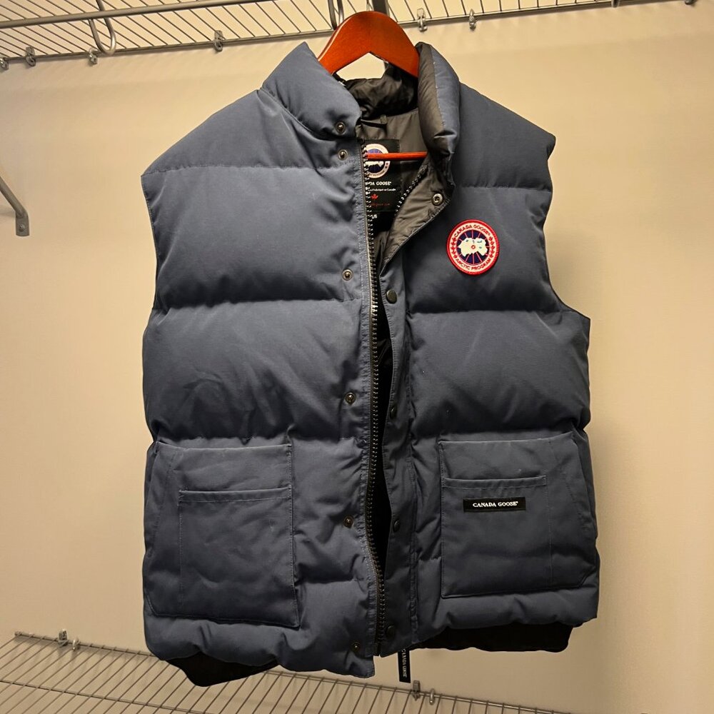 Canada Goose Down Vest (Navy, L) – Excellent Cond.